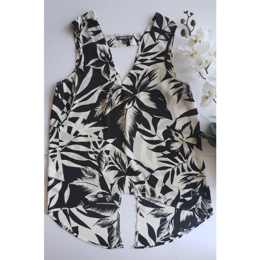 💚EXPRESS SLEEVELESS TOP💚